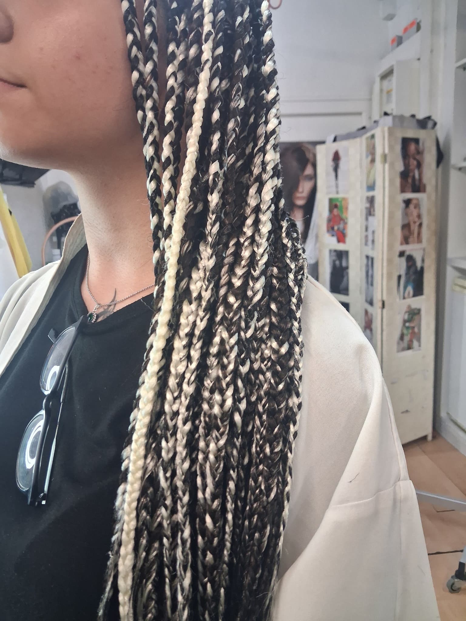 Tresses noires et blondes réalisées dans le salon Sekoba Coiffure