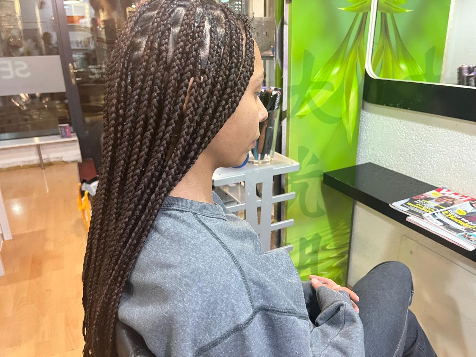 Coiffure tressée terminée dans le salon Sekoba Coiffure
